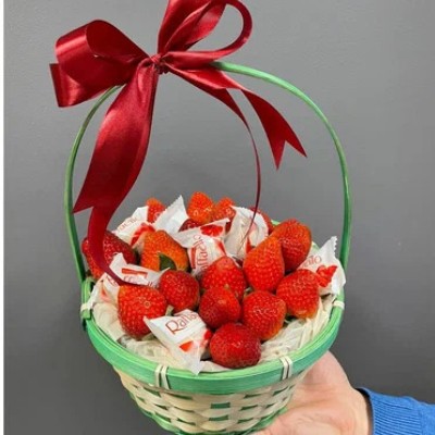 Букет цветов "Клубника с Раффаэлло" Букет цветов "Клубника с Раффаэлло"